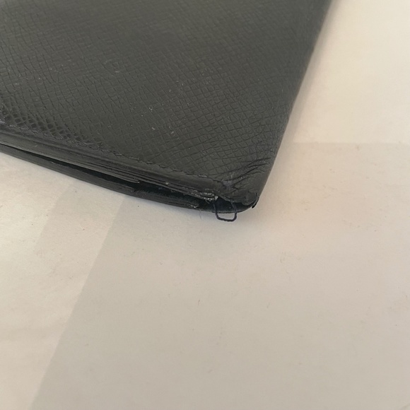 Louis Vuitton Taiga Leather Bifold Wallet/Passport Holder Unisex - Picture 15 of 15